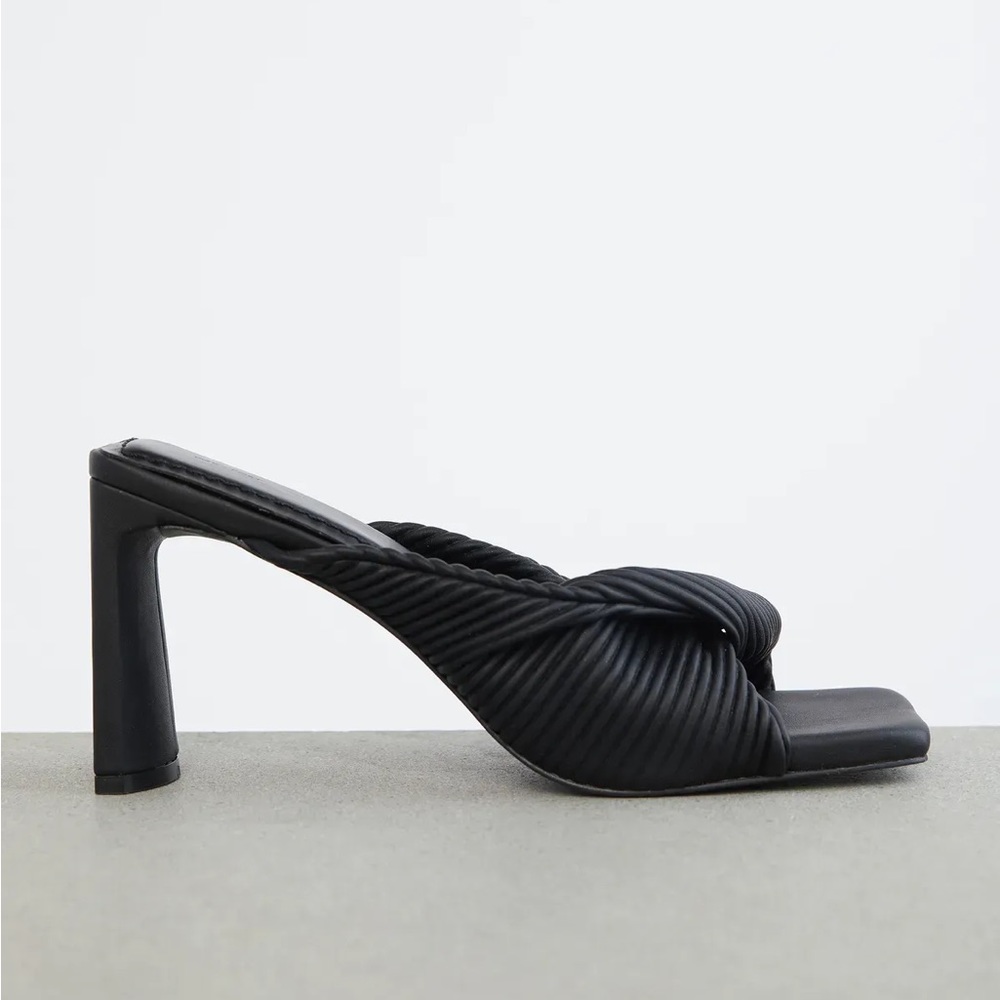 Oak & Fort Ribbed Twist Heels in Black